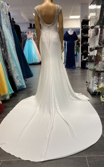 Dahlia rückenfreies Brautkleid mit langer Schleppe von Pronovias