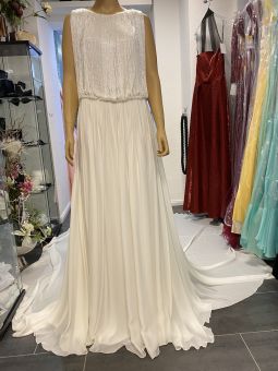 Rania exklusives Brautkleid 30er Jahre Stil Stäbchenperlen und Rock mit Schleppe aus Seide von Pronovias